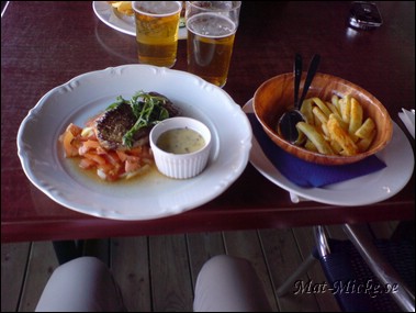Ryggbiff med rödvinssky, tomatsallad, bearnaise & pommes - Bill & Bob, Västerås