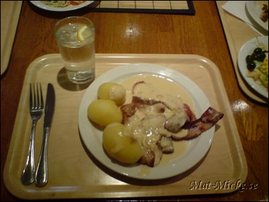 Stekt fläsk med löksås och kokt potatis - 2 rum & kök, Västerås