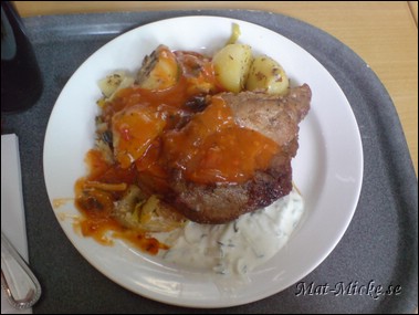 Grillad marinerad benfri Karré Kotlett m. råstekt potatis & BBQ-sås el. Tzatziki - Matkulturen Kopparlunden, Västerås