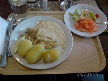 Stekt Abborre med krabbsås och kokt potatis  - 2 rum och kök, Västerås