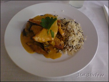 Kyckling med currysås och kvarnkorv samt vildris - Falkenbergska kvarnen, Västerås
