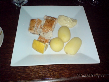 Ugnsbakad lax med hollandaisesås och kokt potatis - West, Västerås