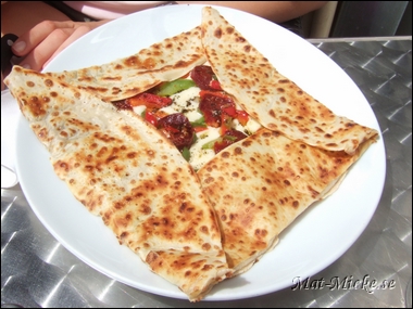 Chorizo, mozarella, poivrons. Crêpes - Barbapapa, St Laurent du Var (Frankrike)
